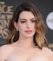 anne-hathaway-premiere-alice-through-the-looking-glass